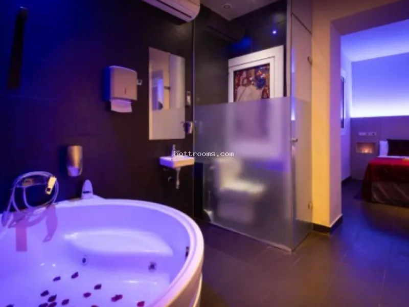 Suite Bandida con Jacuzzi privado en Luxor Barcelona Love Hotel