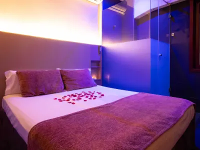 Habitación Carmín  en Luxor Barcelona Love Hotel