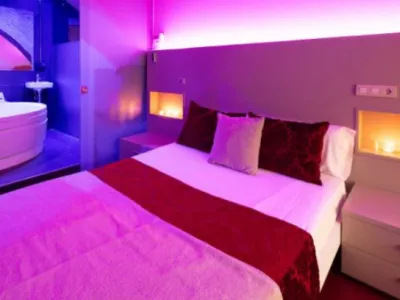 Suite Pecatum con Jacuzzi privado en Luxor Barcelona Love Hotel