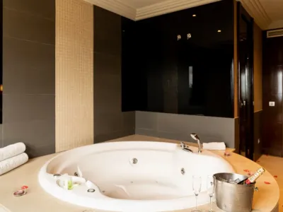 Suites de lujo con sauna y jacuzzi con Jacuzzi privado en Hotel Los Peñascales