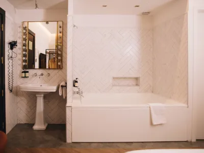 Suite con bañera hidromasaje con Jacuzzi privado en Hotel La Paloma Boutique